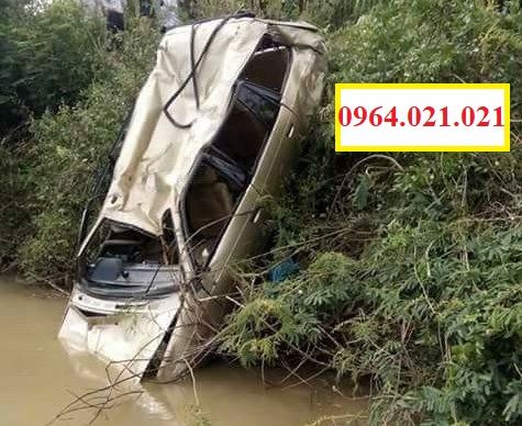 Cứu hộ xe dưới sông