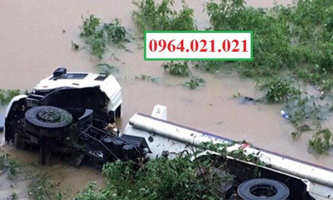 Cứu hộ xe dưới sông