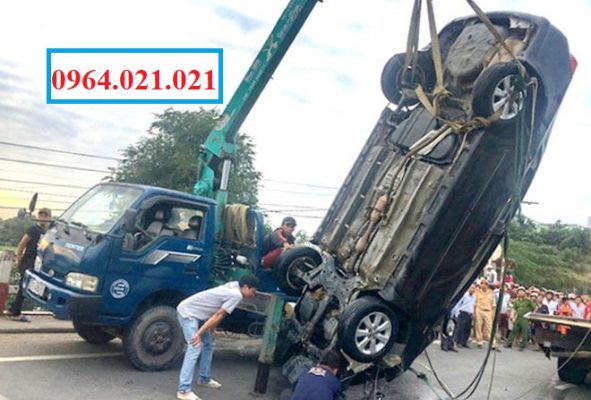 Cứu hộ xe dưới sông